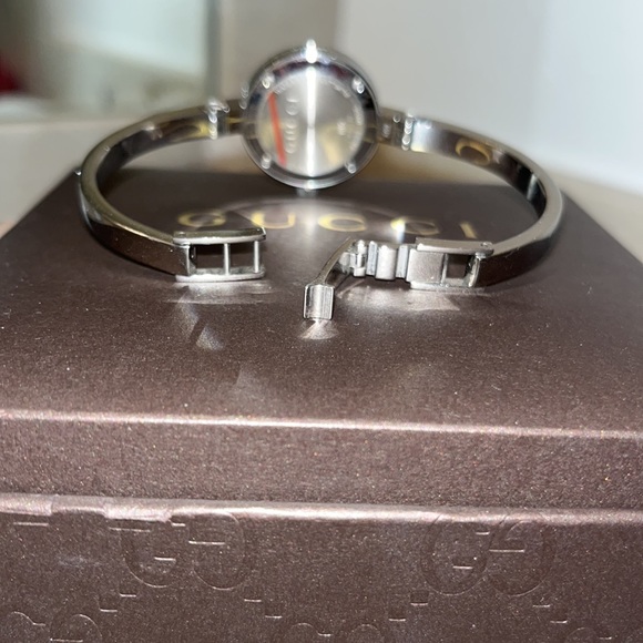 Y2K pre loved ladies Gucci watch (bracelet style) OG box - Picture 8 of 13